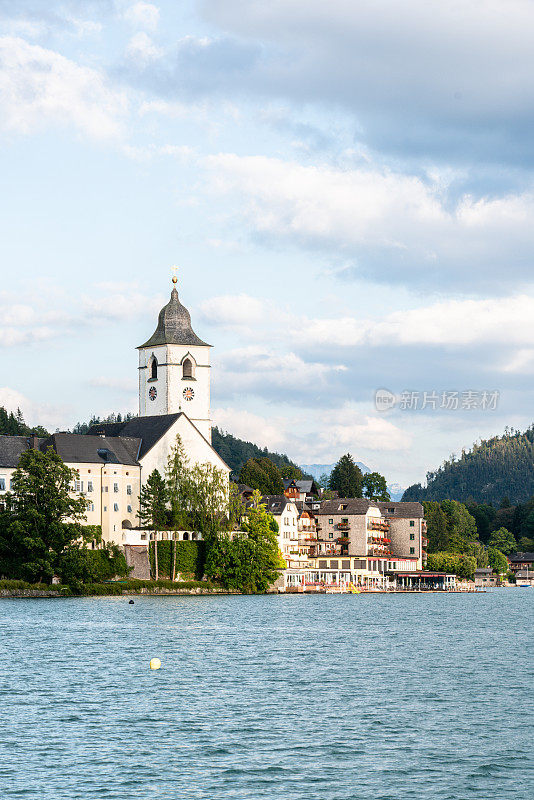 从沃尔夫冈湖到圣沃尔夫冈朝圣教堂和小镇圣沃尔夫冈im Salzkammergut，上奥地利，奥地利，欧洲